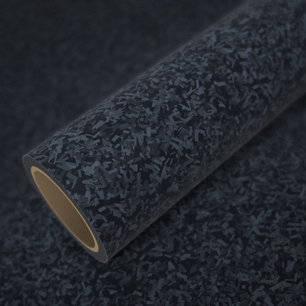 Rouleau de vinyle carbone forgé 3D posé sur une feuille du même vinyle