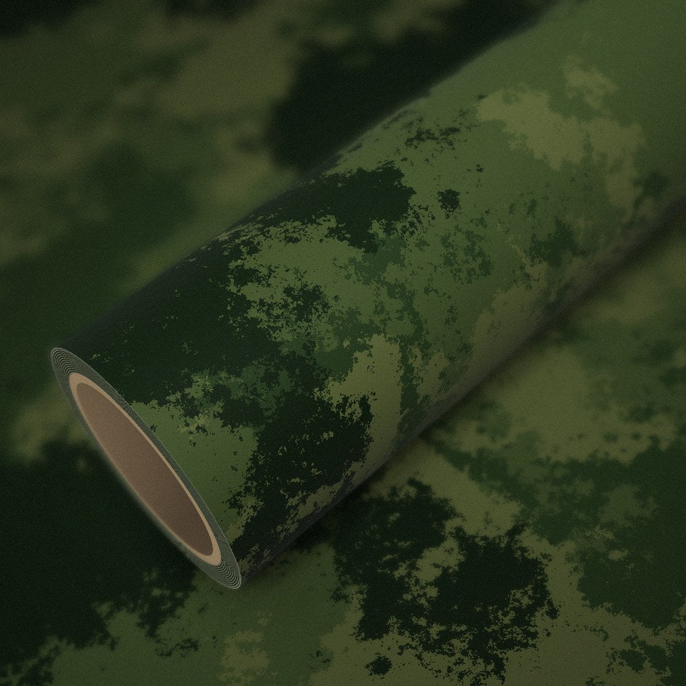 Rouleau de vinyle camouflage jungle posé sur une feuille du même vinyle