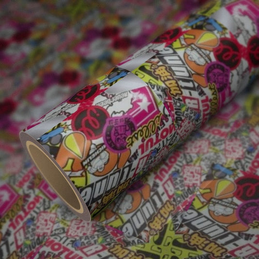 Rouleau de vinyle Hellaflush BBS brillant posé sur une feuille du même vinyle