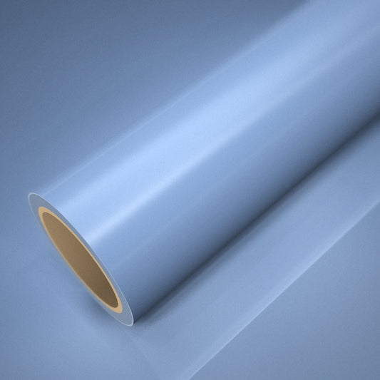 Rouleau de vinyle ICR® bleu brume extra brillant posé sur une feuille du même vinyle