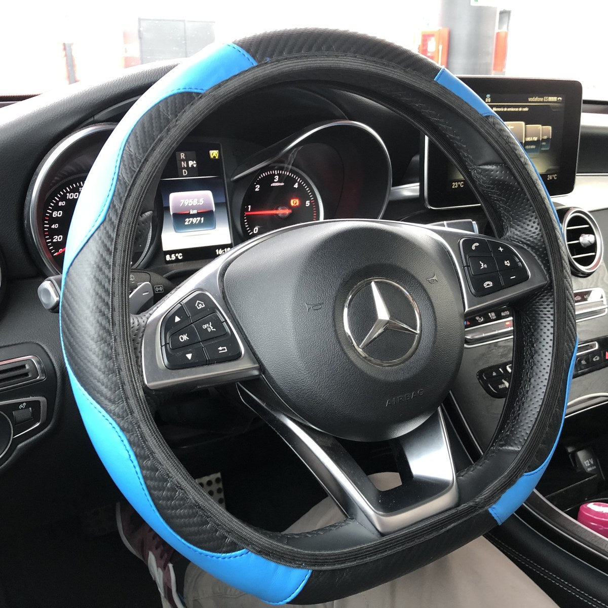 Couvre-volant bleu installé dans une voiture