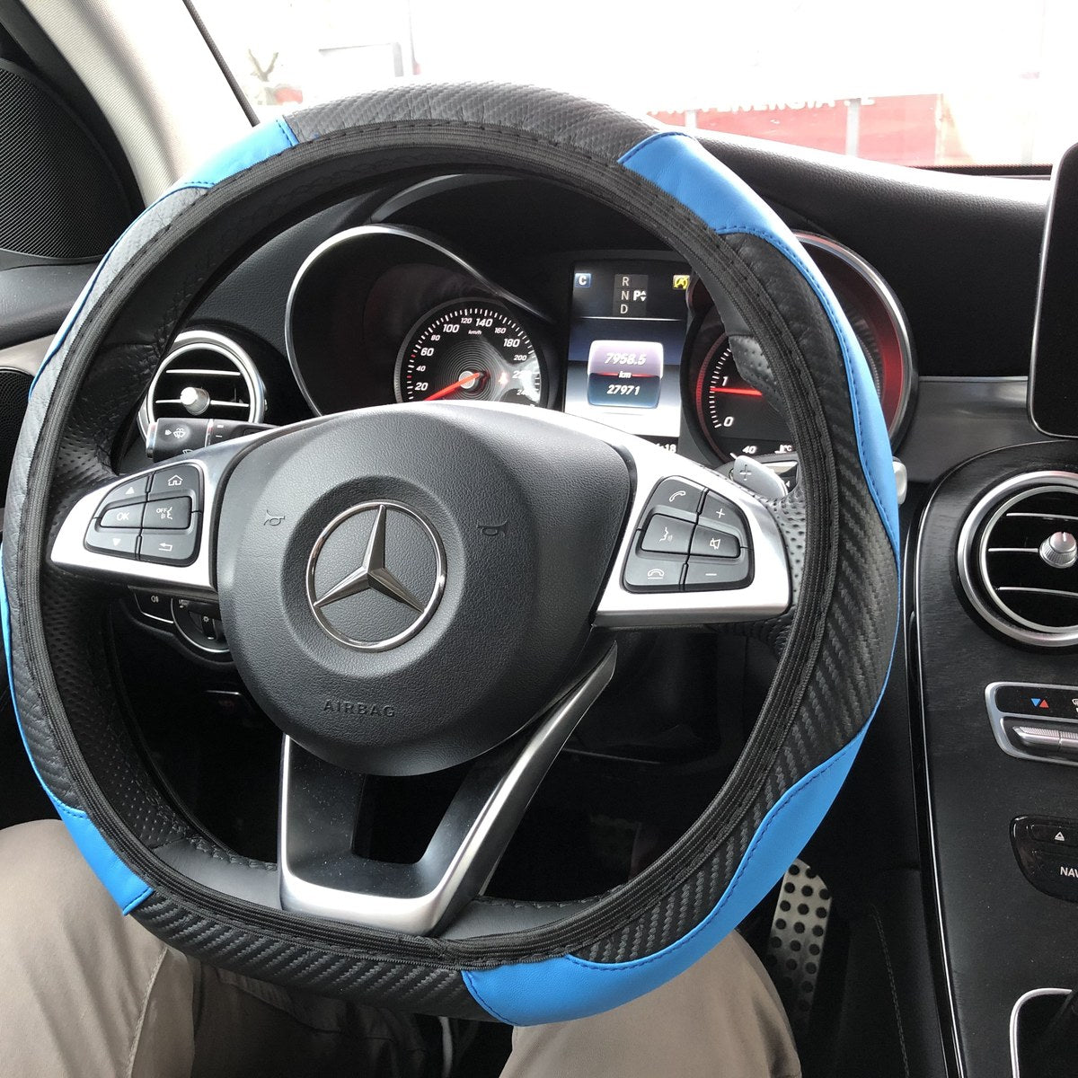 Couvre-volant bleu vu depuis le siège conducteur