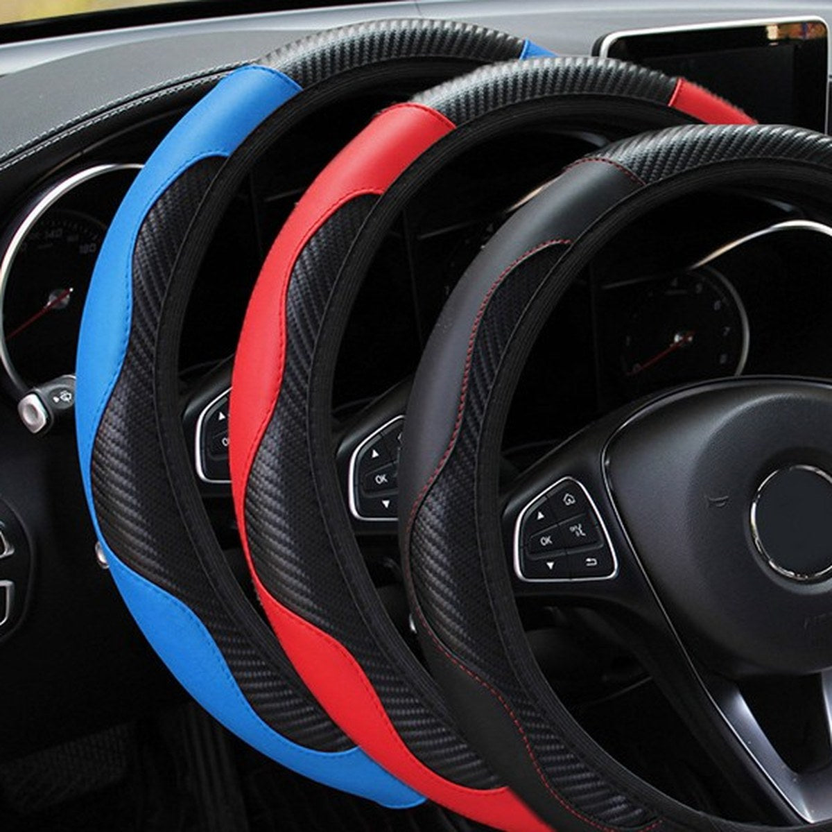 Couvre-volant effet carbone en noir, rouge et bleu