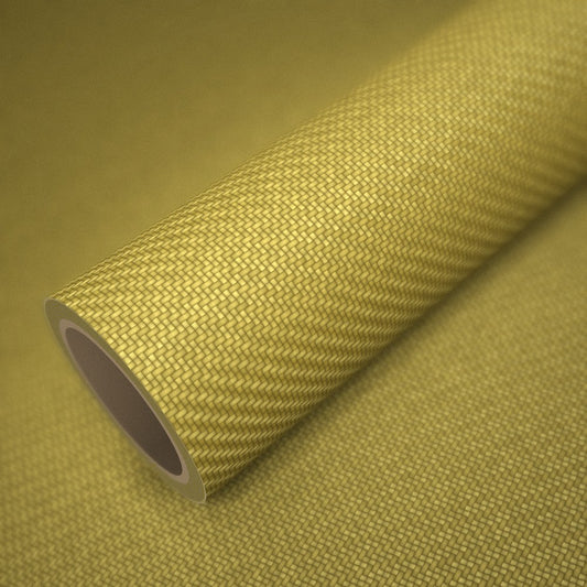 Rouleau de vinyle carbone jaune posé sur une feuille du même vinyle