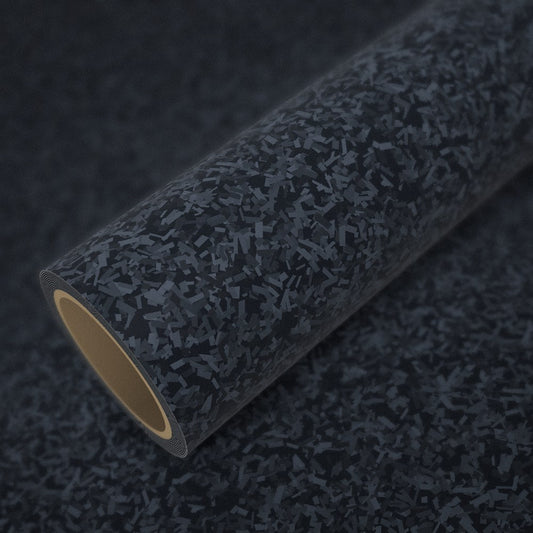 Rouleau de vinyle carbone forgé 3D posé sur une feuille du même vinyle