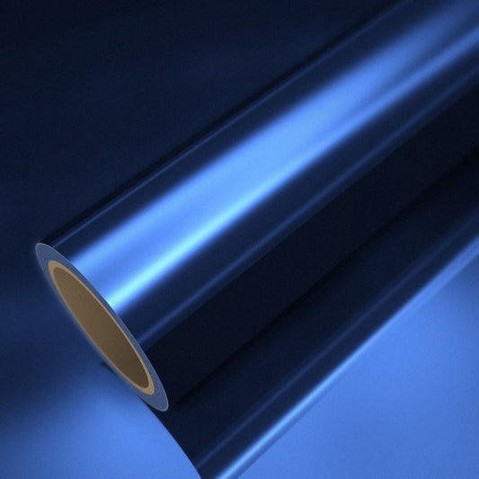 Rouleau de vinyle chrome bleu posé sur une feuille du même vinyle