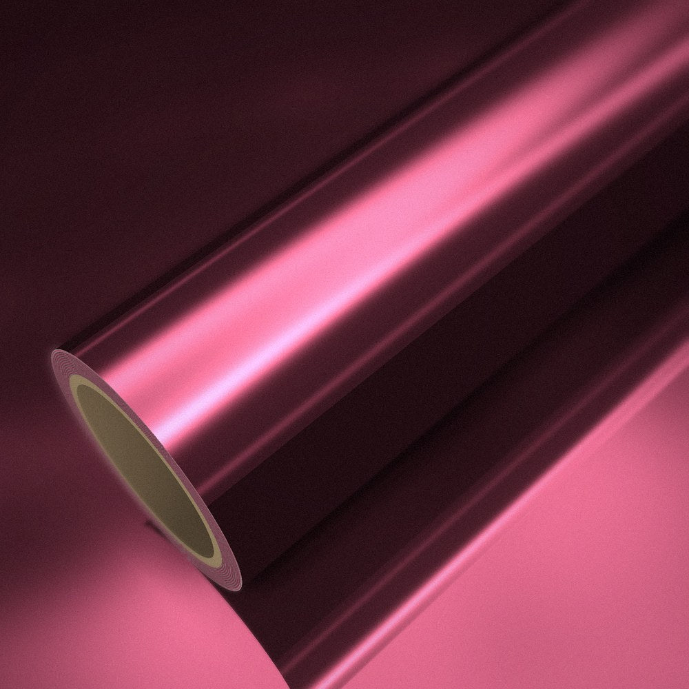 Rouleau de vinyle chrome rose rouge posé sur une feuille du même vinyle