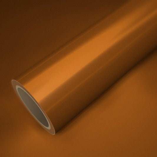 Rouleau de vinyle chrome mat orange posé sur une feuille du même vinyle