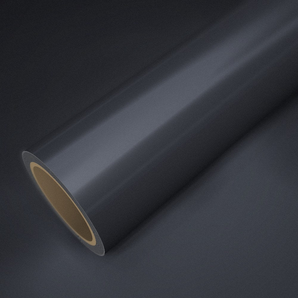 Rouleau de vinyle chrome satiné gunmetal posé sur une feuille du même vinyle
