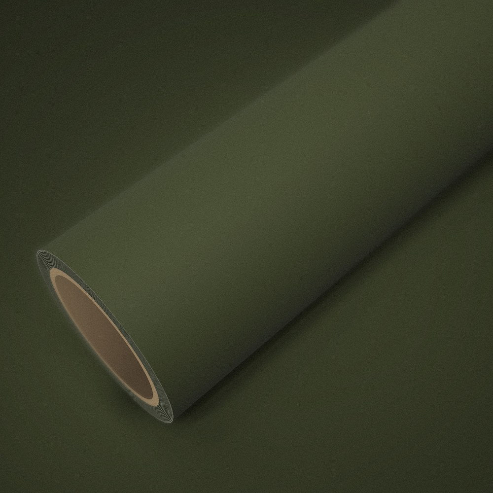 Rouleau de vinyle vert militaire mat posé sur une feuille du même vinyle