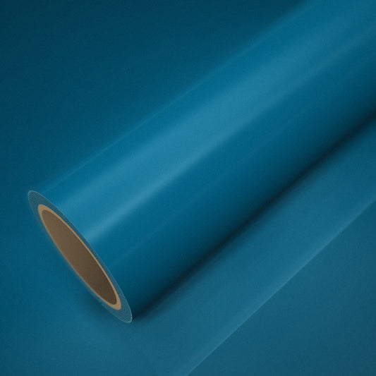 Rouleau de vinyle bleu Miami brillant (style Porsche) posé sur une feuille du même vinyle
