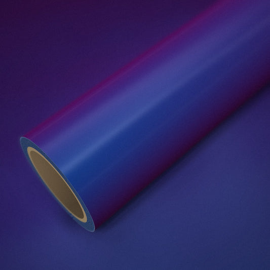 Rouleau de vinyle caméléon bleu et violet posé sur une feuille du même vinyle