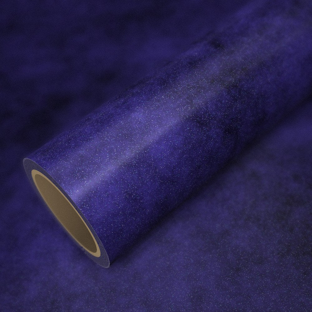 Rouleau de vinyle diamant bleu et violet posé sur une feuille du même vinyle