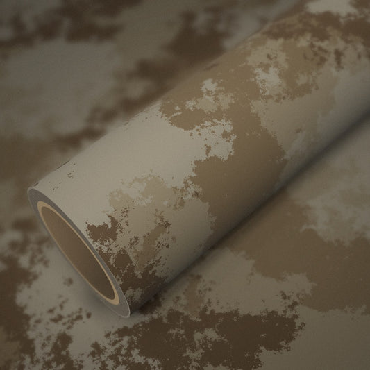 Rouleau de vinyle camouflage sable posé sur une feuille du même vinyle
