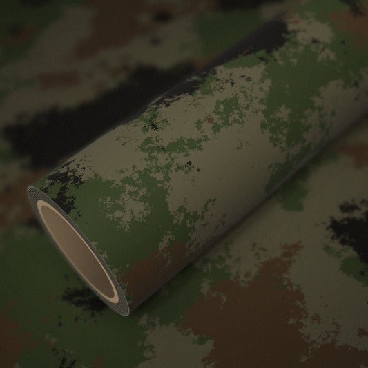 Rouleau de vinyle camouflage classique posé sur une feuille du même vinyle
