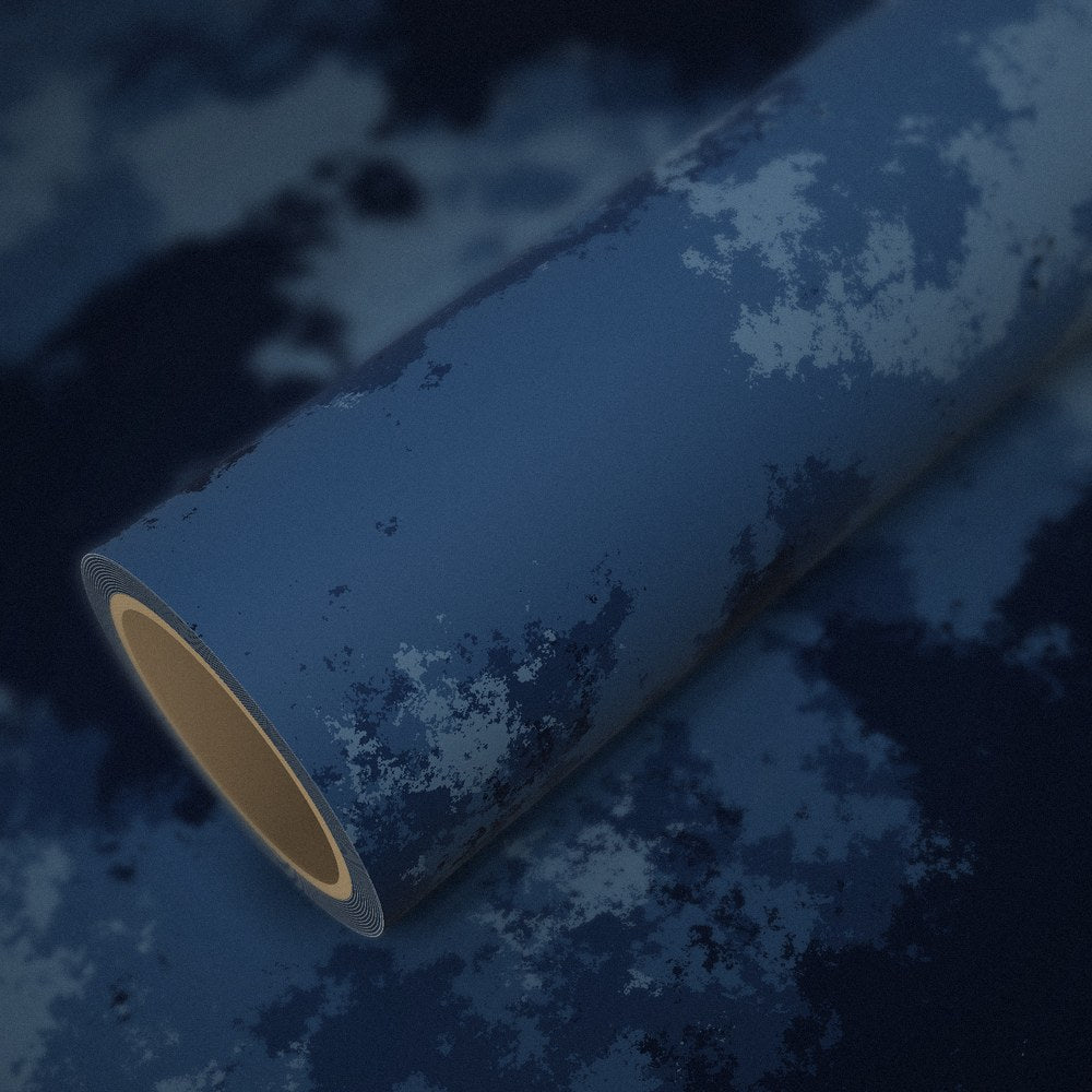 Rouleau de vinyle camouflage océan posé sur une feuille du même vinyle