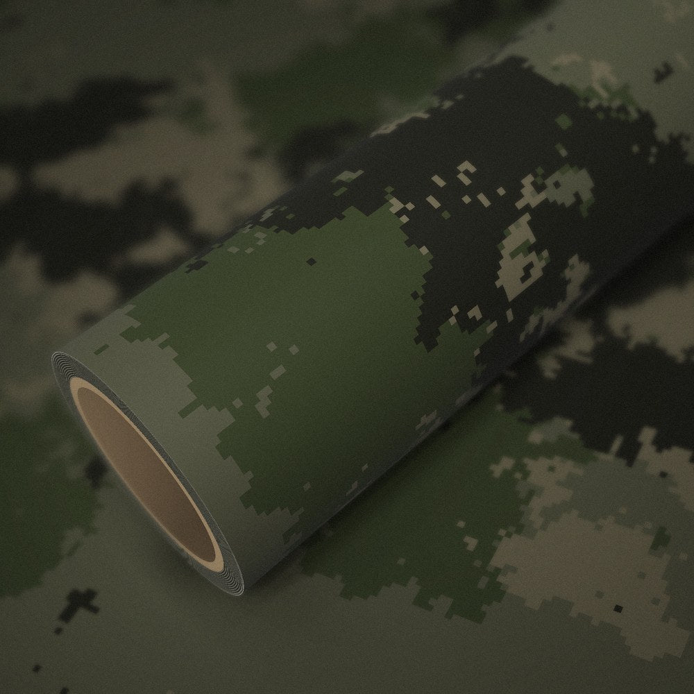 Rouleau de vinyle camouflage pixel posé sur une feuille du même vinyle