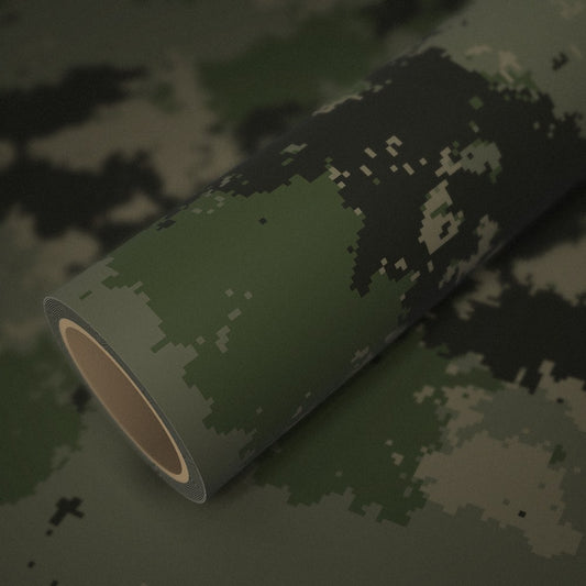 Rouleau de vinyle camouflage pixel posé sur une feuille du même vinyle