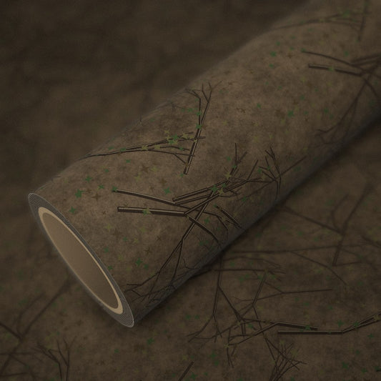 Rouleau de vinyle camouflage branches de forêt posé sur une feuille du même vinyle