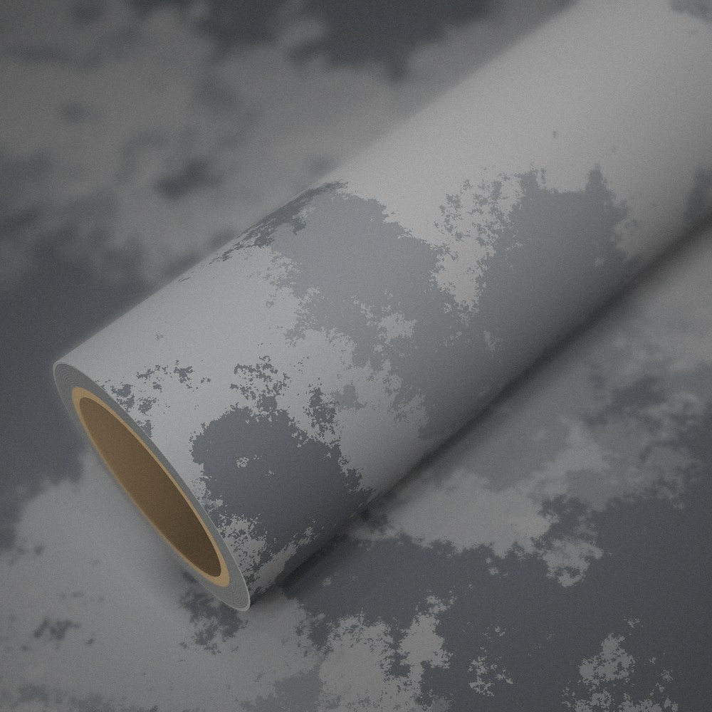 Rouleau de vinyle camouflage arctique posé sur une feuille du même vinyle